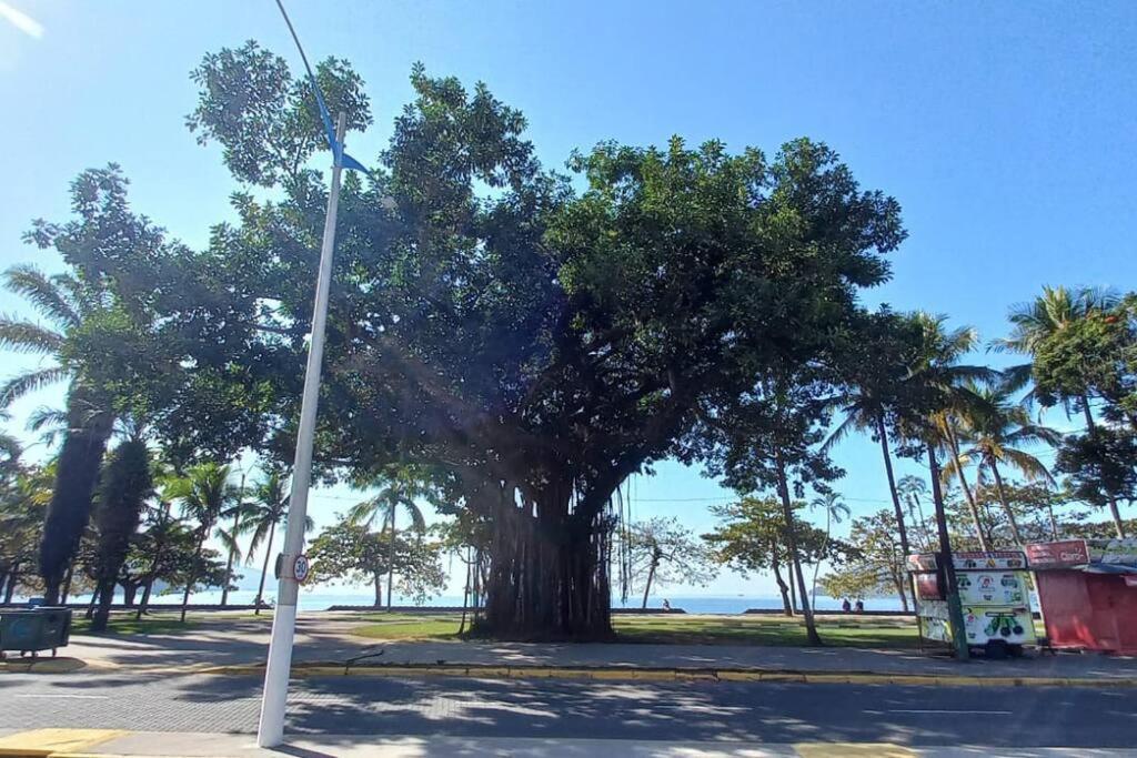 Apartamento Com Vista Pro Mar No Centro De Ubatuba - 2 Quartos E Cozinha Completa Kültér fotó
